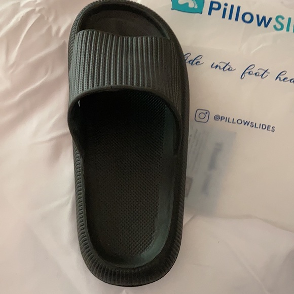 Black Cushion Pillow Slides size 8.5 - Picture 3 of 3